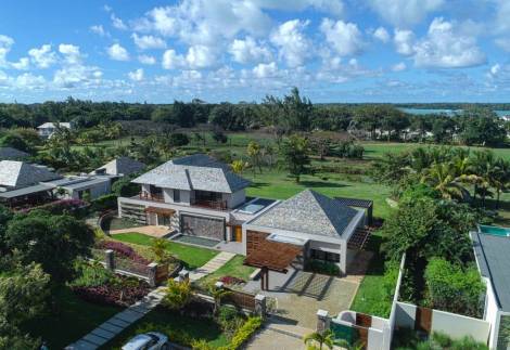 A magnificent, imposing luxury villa in Anahita, on the golf course!