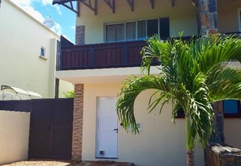 Fully furnished duplex - walking access to beach