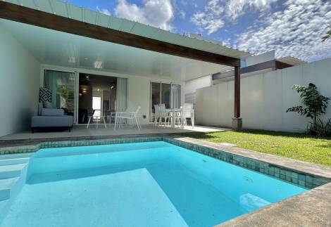 Duplex élégant avec piscine et jardin, parfaitement située.