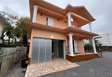 Spacious 4-bedroom house for rent in charming Floreal