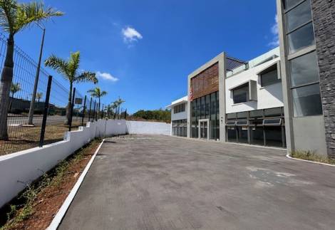 Prime 1800m2 commercial building in bagatelle: ground + first floor for rent