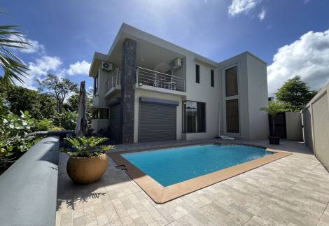 Modern 4-bedroom house with garden and swimming pool in a Morcellement in Highland 