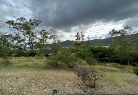 Residential land between Bagatelle and the capital, ready for your property project