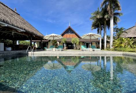 Seaside Splendor: Luxurious 4-Bedroom Villa in Exclusive Beach Resort