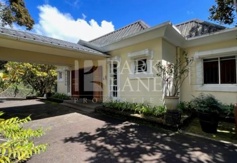  Well-maintained elegant family home