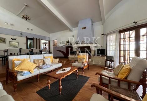 Floreal – Stunning home with independent studio and panoramic views