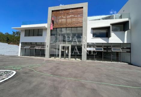 Cutting-edge 1800m2 commercial building for sale in Bagatelle