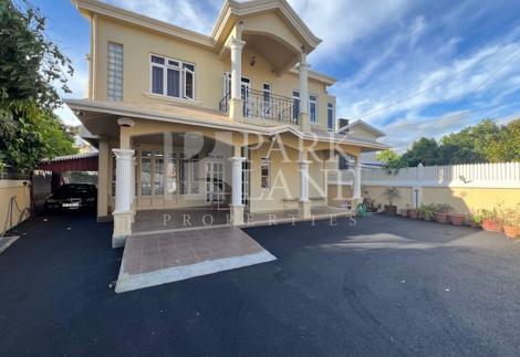 Imposing 6-bedroom house ideal for an office, school, or retirement home in Vacoas

