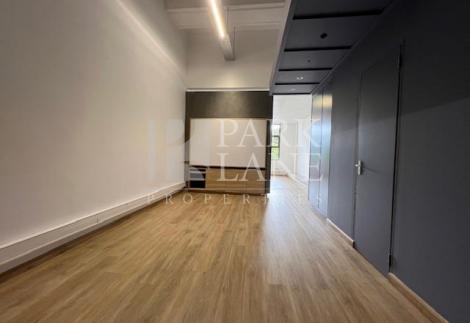 Modern office space with prime visibility & access in Phoenix