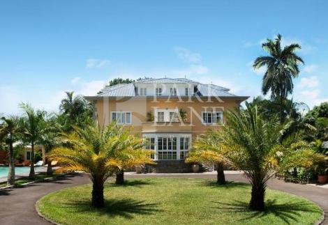 Stunning colonial family home in Rose Hill – Tropical oasis with pool & breathtaking mountain views