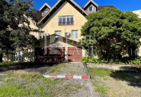 Up-Market Office Space Well Situated in Trianon !