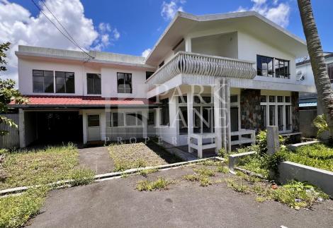 Double storey house on large plot of1393 m² for office space in Vacoas