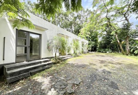 Two independent houses with commercial potential – Perfect for a large family or office space in Curepipe
