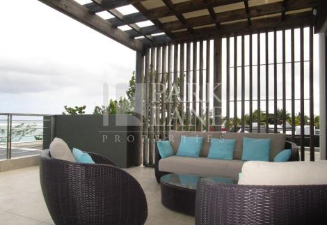 Luxurious seafront penthouse with panoramic views – Blue Bay