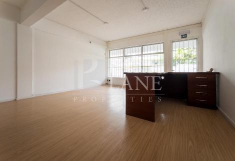 Spacious office space of 190 m² on the ground-floor office in central Quatre Bornes – Ideal for businesses