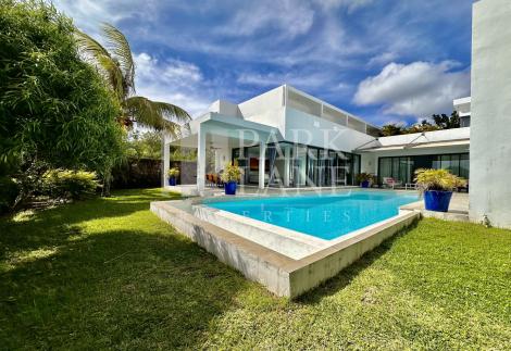 Stunning villa located in a secure residence !