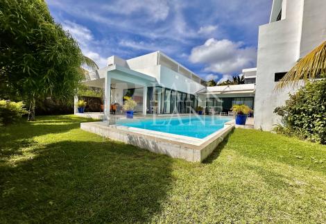 Stunning villa located in a secure residence !