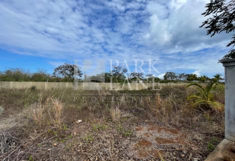 Good opportunity to acquire this plot of land in a gated morcellement. This quiet morcellement is accessible to all amenities and is a 5 minute walk to the public beach of Pointe aux Piments.