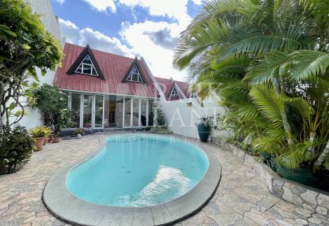 Duplex Townhouse with Private Pool and Secure Parking in Bain Boeuf!