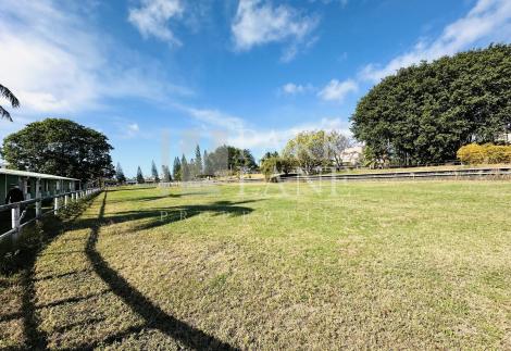 Large plot of land ready for development, just a stone's throw from the beach.