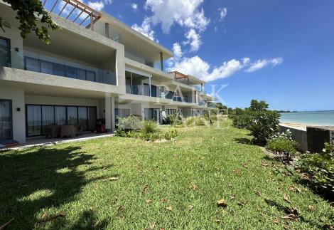 Exceptional seafront penthouse with panoramic ocean view & spacious terrace