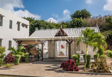Coastal Villa Estate with Guest Cottage in Melville 