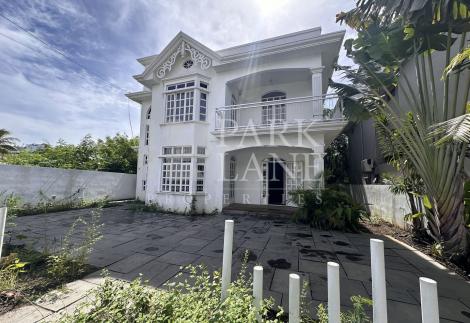 Office space on the main road with parking in Grand Baie!
