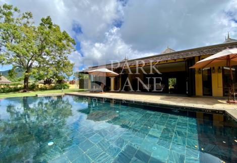 Prestigious villa stylishly furnished in the very heart of Tamarina