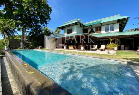 Magnificent seafront villa in Grand Bay