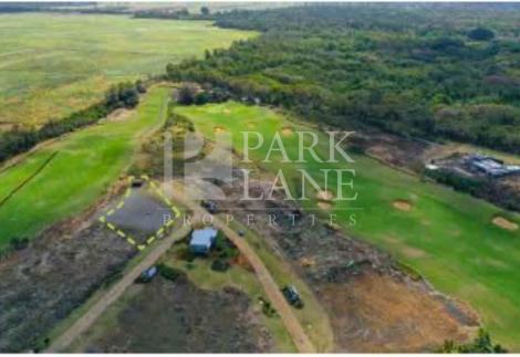 A prime site between lagoon and golf course!