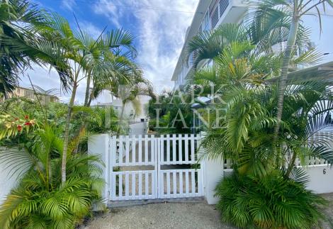 Modern 3 bedroom apartment walking distance to the beach 
