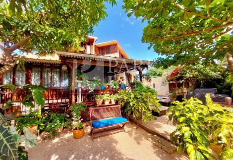 Neat and maintained home with sea view and access