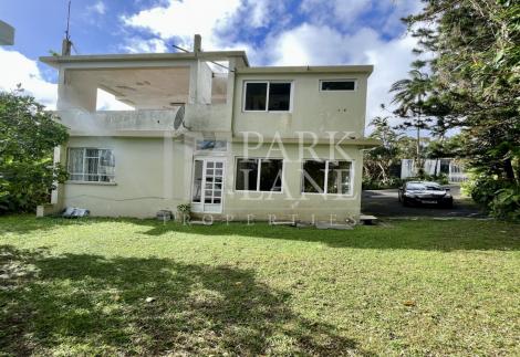 
Floréal character home to renovate – Prime location with studio