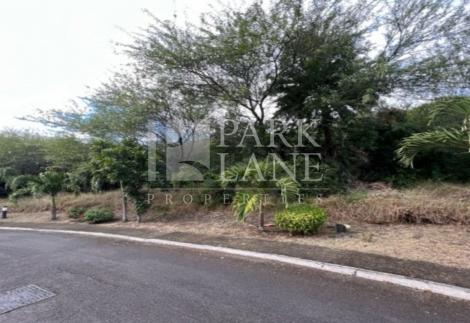 Prime location : Residential plot in the heart of a private estate between Bagatelle and the capital