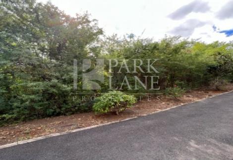 Intimate residential plot close to Bagatelle and the capital
