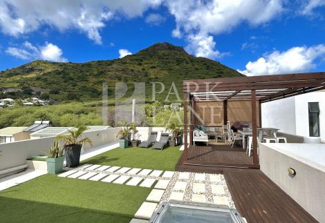 Modern 3-Bed Apartment with Rooftop Terrace and Stunning Sea Views 