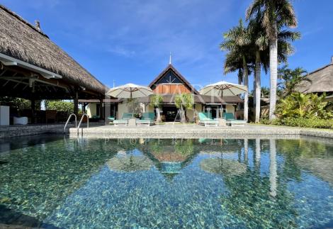 Seaside Splendor: Luxurious 4-Bedroom Villa in Exclusive Beach Resort