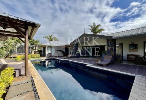 Authentic Island Oasis: Elegant 4-Bedroom Villa with Stunning Mountain Views
