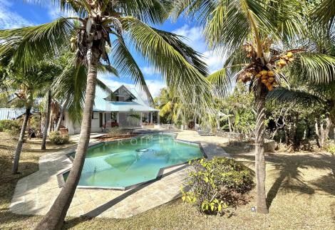 Elegant Colonial Home in Prestigious Gated Complex