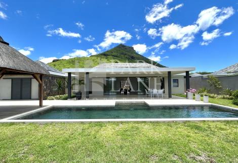 Elegant 235m² Villa with Breathtaking Mountain Views