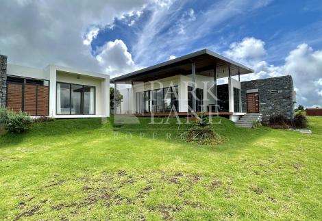 Elegant 3-Bedroom Villa for Rent in Golf Estate