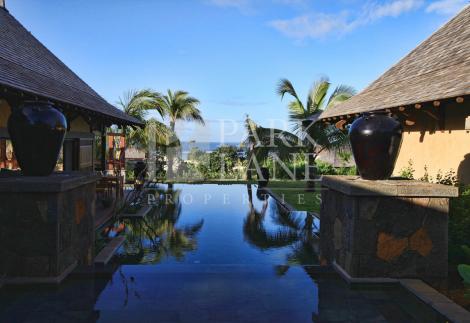 Luxury 6 bedroom villa in a private estate with beach front 5* hotel