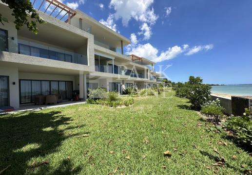 Exceptional seafront penthouse with panoramic ocean view & spacious terrace