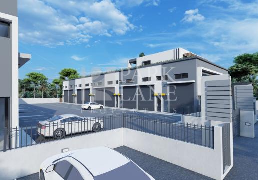 Unité professionnelle compacte et optimisée avec mezzanine et cour privée – Industria Business Park Phase 3, Bambous