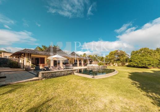 Magnifique villa moderne et spacieuse avec 5 chambres et une splendide piscine privée située à TAMARINA sur la côte ouest de l'île Maurice