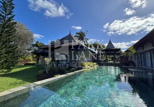 Villa de 4 chambres de style balinaise avec piscine débordante et accès à la plage