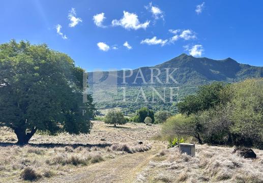 Superbe terrain résidentiel de 2 785m² avec une vue imprenable sur la montagne dans un domaine sécurisé
