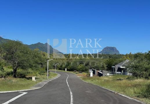Terrain exceptionnel de 2 197m² entouré par la nature dans un domaine résidentiel de prestige