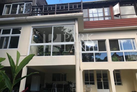 Maison avec vue pittoresque sur la rivière, à Moka