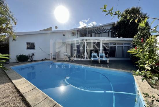 Charmante maison rénovée de 3 chambres avec studio et piscine à Roches Brunes